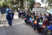 Patios escolares se convierten en salas de clases para mejorar aprendizaje