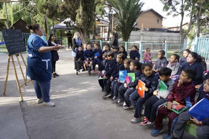 Patios escolares se convierten en salas de clases para mejorar aprendizaje