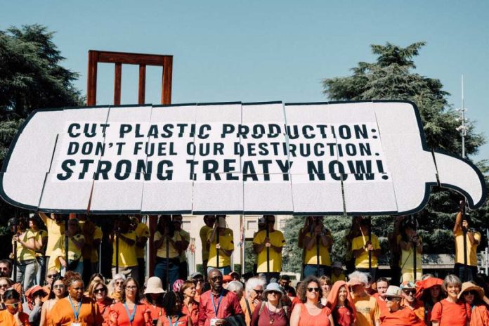 Un tratado fuerte ya! Inician las negociaciones finales por el Tratado Global de Plásticos mientras la sociedad civil exige ambición y justicia Un tratado fuerte ya! Inician las negociaciones finales por el Tratado Global de Plásticos mientras la sociedad civil exige ambición y justicia