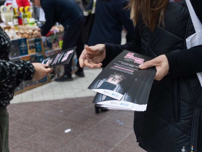 ¿A qué edad le diste su primer celular la pregunta que puso a pensar a padres, madres y cuidadores (1) ¿A qué edad le diste su primer celular? la pregunta que puso a pensar a padres, madres y cuidadores
