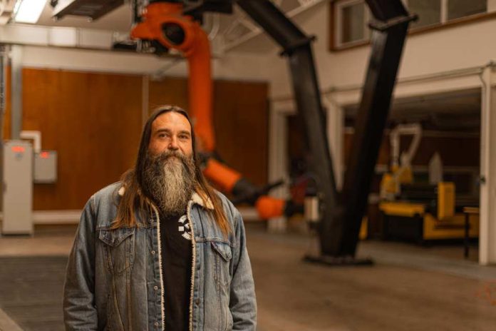 Académico USM lidera proyecto que integra colaboración humano-robot en la prefabricación de viviendas en madera