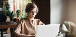 Banco de Chile y Skillnest entregarán 80 becas para que mujeres estudien programación