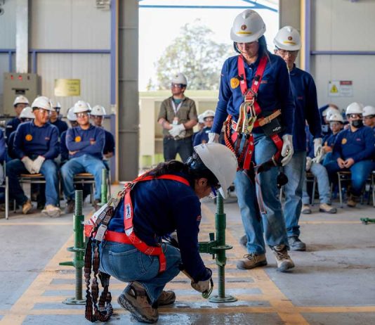 ESTUDIANTES DEL LICEO DE PICA INICIAN PRÁCTICAS EN SECTOR MINERO E INDUSTRIAL APOYADOS POR COLLAHUASI ESTUDIANTES DEL LICEO DE PICA INICIAN PRÁCTICAS EN SECTOR MINERO E INDUSTRIAL APOYADOS POR COLLAHUASI
