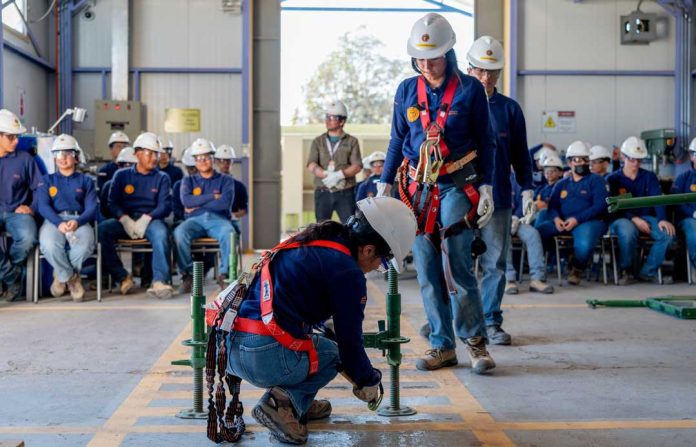 ESTUDIANTES DEL LICEO DE PICA INICIAN PRÁCTICAS EN SECTOR MINERO E INDUSTRIAL APOYADOS POR COLLAHUASI ESTUDIANTES DEL LICEO DE PICA INICIAN PRÁCTICAS EN SECTOR MINERO E INDUSTRIAL APOYADOS POR COLLAHUASI