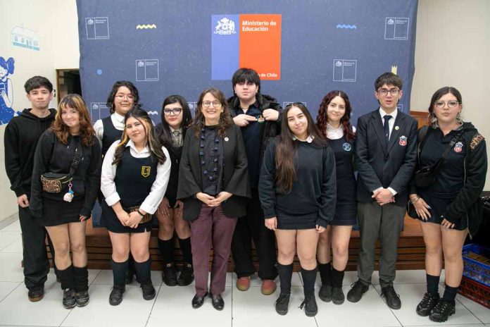 Mineduc inicia mesa de trabajo junto a representantes de centros de estudiantes de Liceos Emblemáticos de la región Metropolitana Mineduc inicia mesa de trabajo junto a representantes de centros de estudiantes de Liceos Emblemáticos de la región Metropolitana