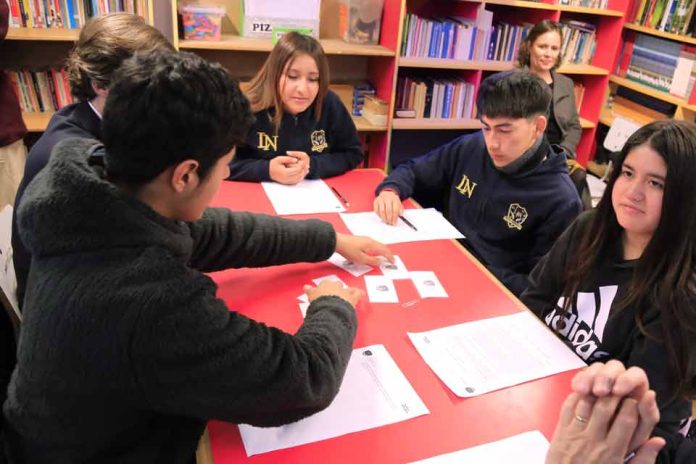 Mineduc junto a Fundación Rassmuss, CAP y CNN Chile lanzan contenidos para estudiantes de 3° y 4° Medio basados en programa “Sana Mente”