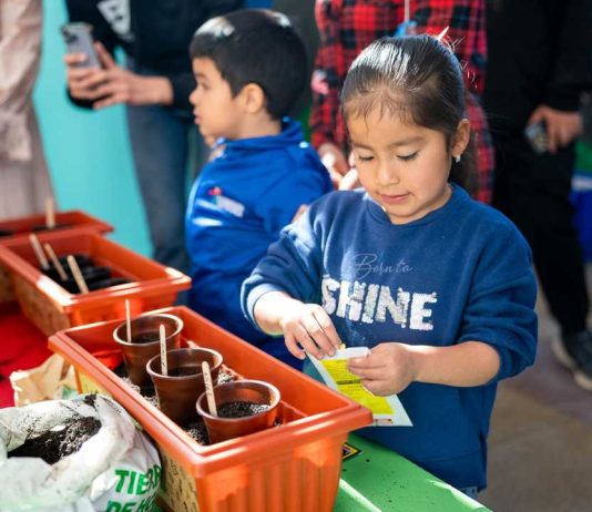 Minera Lomas Bayas y familias de Baquedano impulsan la educación ambiental desde la primera infancia. Minera Lomas Bayas y familias de Baquedano impulsan la educación ambiental desde la primera infancia.