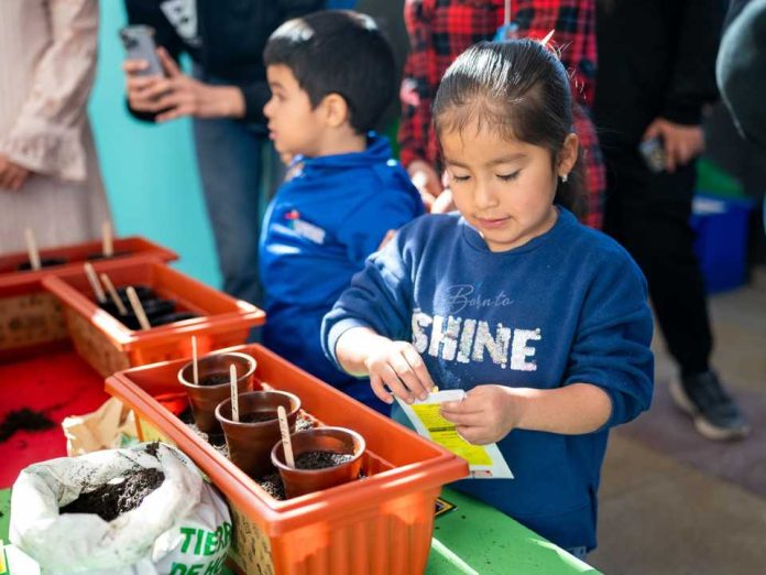 Minera Lomas Bayas y familias de Baquedano impulsan la educación ambiental desde la primera infancia. Minera Lomas Bayas y familias de Baquedano impulsan la educación ambiental desde la primera infancia.