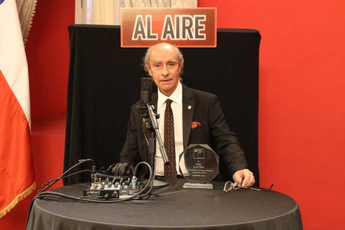 Premian a profesional de Radioemisoras de la UTalca por su trayectoria