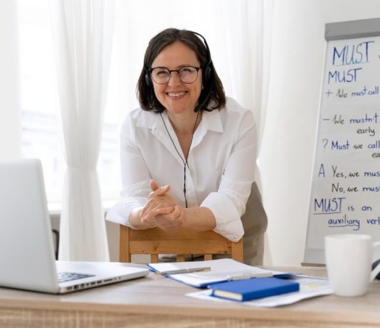 Enseñar en un mundo global: Cómo el dominio del inglés potencia la labor docente y la formación de nuevas generaciones Enseñar en un mundo global: Cómo el dominio del inglés potencia la labor docente y la formación de nuevas generaciones