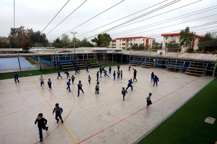 Desvinculación alcanza su mínimo histórico: 2024 es el año con menos estudiantes que abandonan el sistema escolar desde que existen registros Desvinculación alcanza su mínimo histórico: 2024 es el año con menos estudiantes que abandonan el sistema escolar desde que existen registros