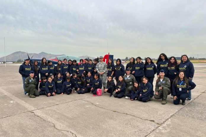 FACH IMPULSA LIDERAZGO Y AUTOESTIMA EN ALUMNAS DEL PROGRAMA “EXCEPCIONALES” EN LA BASE AÉREA EL BOSQUE FACH IMPULSA LIDERAZGO Y AUTOESTIMA EN ALUMNAS DEL PROGRAMA “EXCEPCIONALES” EN LA BASE AÉREA EL BOSQUE