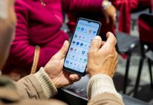 Frente al desafío del envejecimiento en Chile Entel impulsa habilidades digitales en personas mayores
