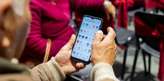 Frente al desafío del envejecimiento en Chile Entel impulsa habilidades digitales en personas mayores