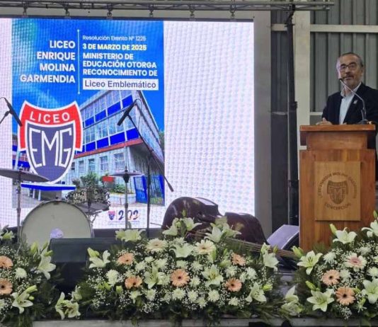 Liceo Enrique Molina inaugura placa que lo identifica como Liceo Emblemático Liceo Enrique Molina inaugura placa que lo identifica como Liceo Emblemático