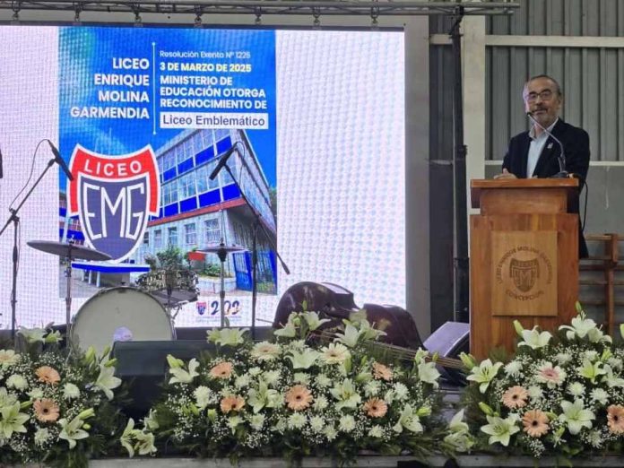 Liceo Enrique Molina inaugura placa que lo identifica como Liceo Emblemático Liceo Enrique Molina inaugura placa que lo identifica como Liceo Emblemático