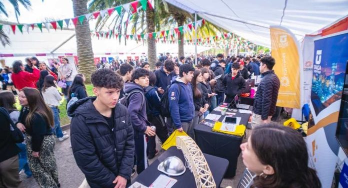 Más de 5 mil escolares vivieron experiencia universitaria en Abre Puertas en la UTalca Más de 5 mil escolares vivieron experiencia universitaria en Abre Puertas en la UTalca