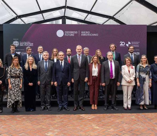 I Congreso Futuro Iberoamericano | Miguel Arrufat: “En cinco años la IA va a cambiar totalmente la universidad” Miguel Arrufat: “En cinco años la IA va a cambiar totalmente la universidad”. Ponentes del Congreso Futuro Iberoamericano con SM el Rey de España D. Felipe VI