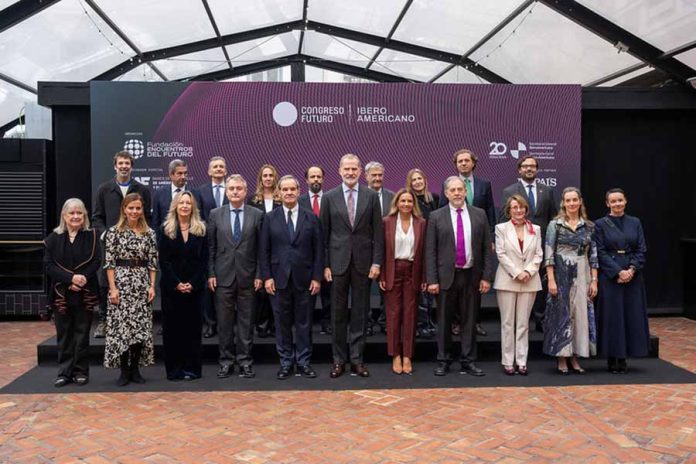 Miguel Arrufat: “En cinco años la IA va a cambiar totalmente la universidad”. Ponentes del Congreso Futuro Iberoamericano con SM el Rey de España D. Felipe VI Miguel Arrufat: “En cinco años la IA va a cambiar totalmente la universidad”. Ponentes del Congreso Futuro Iberoamericano con SM el Rey de España D. Felipe VI