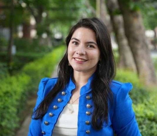 Profesora chilena de música es premiada por los Latin Grammy Profesora chilena de música es premiada por los Latin Grammy