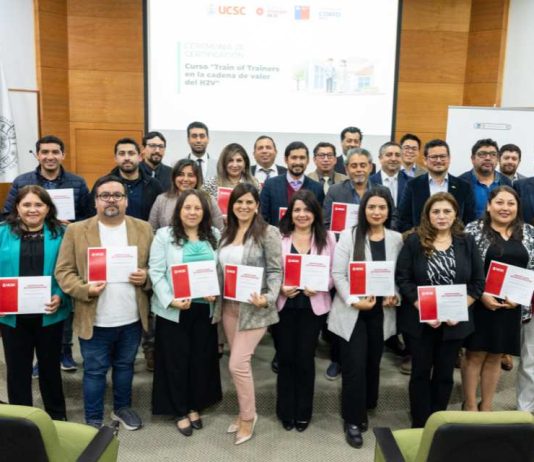 Profesores se certifican en hidrógeno verde con apoyo del Centro de Energía UCSC y CORFO Profesores se certifican en hidrógeno verde con apoyo del Centro de Energía UCSC y CORFO