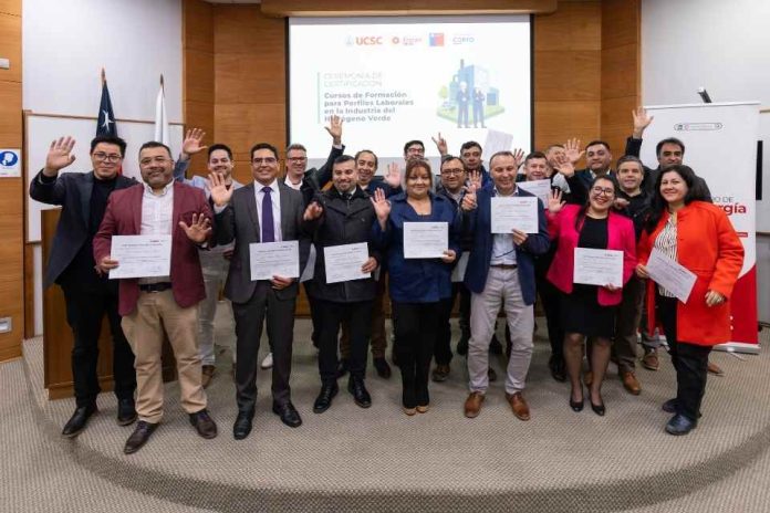 La primera generación de profesionales técnicos en hidrógeno verde se certifica en Chile