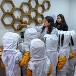 USM Bee Lab fortalece su programa de visitas escolares acercando la apicultura urbana y la investigación a las aulas USM Bee Lab fortalece su programa de visitas escolares acercando la apicultura urbana y la investigación a las aulas