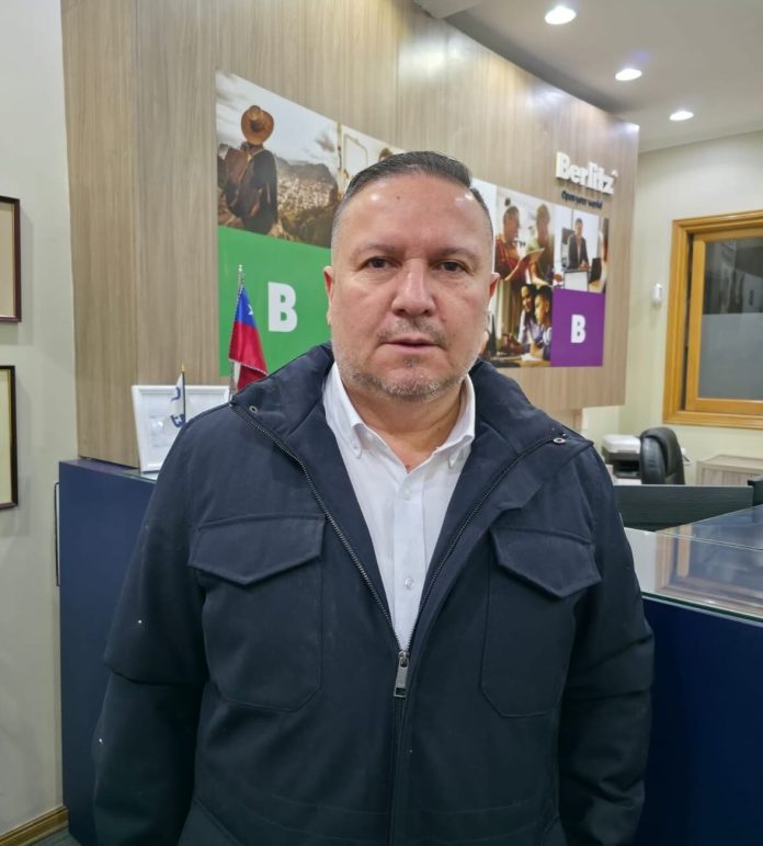 Viajar hablando el idioma: la nueva brújula de los jóvenes chilenos