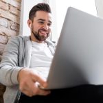 Del ASAP al OOO: las expresiones en inglés que dominan la nueva cultura laboral chilena Del ASAP al OOO: las expresiones en inglés que dominan la nueva cultura laboral chilena