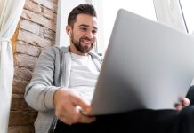 Del ASAP al OOO: las expresiones en inglés que dominan la nueva cultura laboral chilena