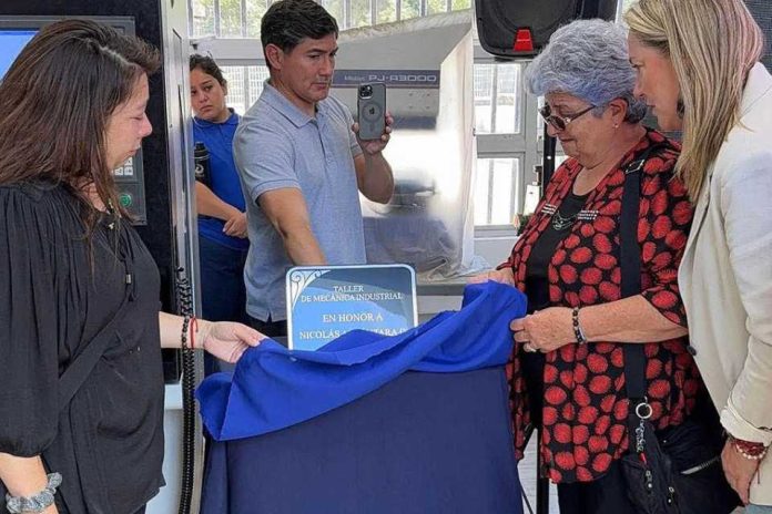 Colina impulso al aprendizaje técnico profesional y homenajea a estudiante con placa conmemorativa 