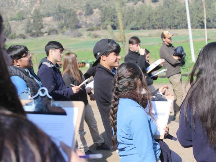 De la sala al huerto: estudiantes aprenden cómo un pulverizador agrícola bien regulado puede cambiarlo todo