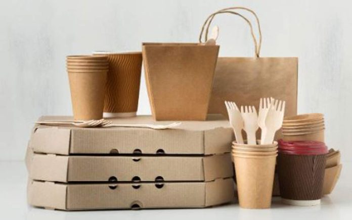 Diseño gráfico, diseño industrial y diseño de ambientes son una de las carreras que incorporan este foco sostenible. La crisis climática ha convertido al diseño en una disciplina estratégica para transformar la manera en que producimos, consumimos y habitamos el mundo. Ya no basta con que un diseñador cree objetos, espacios o piezas visuales atractivas: hoy debe comprender el impacto ambiental y social de cada una de sus decisiones. Bajo esta premisa, Duoc UC está reforzando un propósito claro en las carreras de diseñom que es formar diseñadores capaces de liderar cambios sostenibles desde la industria creativa. El nuevo rol del diseñador sostenible La Escuela de Diseño de Duoc UC ha incorporado la sostenibilidad como un eje esencial que guía la formación de las y los estudiantes de Diseño Gráfico, Diseño Industrial y Diseño de Ambientes. La directora de carreras de la Escuela de Diseño de Duoc UC sede Plaza Oeste, Tannia Marín, enfatiza que el cambio no es menor. “El diseñador del siglo XXI tiene una responsabilidad concreta en la crisis climática. Cada decisión que toma, desde un material hasta la forma de producirlo, tiene un impacto directo. Por eso, la sostenibilidad ya no es un contenido aislado; es una competencia profesional que nuestros estudiantes deben dominar”. Esta mirada busca que los futuros diseñadores comprendan los ciclos de vida de los productos, la eficiencia de recursos, la huella ambiental de sus procesos y el rol social de su trabajo. “Queremos que desarrollen pensamiento crítico y un criterio ético frente a los proyectos que emprenden. El diseñador sostenible no solo crea: transforma”, agrega Marín. Una formación integrada en las tres disciplinas Duoc UC entiende que cada área del diseño se enfrenta a desafíos particulares, pero todas comparten la urgencia de crear soluciones responsables. Diseño Industrial: La formación de esta carrera se está enfocando en utilizar materiales sostenibles, diseño para el desmontaje y productos durables que reduzcan residuos. Diseño Gráfico: Esta carrera incorpora prácticas de impresión responsable, economía de recursos y comunicación con impacto social positivo. Diseño de Ambientes: La carrera en Duoc UC integra criterios de eficiencia energética, reutilización de materiales y bienestar ambiental de los espacios. Según Marín, esta integración responde no solo a un enfoque académico, sino también a una demanda del entorno laboral. “Las industrias hoy buscan profesionales capaces de generar soluciones que reduzcan su impacto ambiental. La sostenibilidad ya no es un plus: es un requisito. Nuestros estudiantes salen preparados para esa realidad”. Visión institucional: diseñar con propósito La apuesta de Duoc UC se alinea con los Objetivos de Desarrollo Sostenible (ODS) y con el compromiso de formar técnicos y profesionales listos para contribuir a los desafíos globales. “La formación sostenible no solo mejora su empleabilidad, también les da herramientas para liderar, cuestionar y proponer nuevos modelos productivos. Queremos diseñadores que no se adapten pasivamente, sino que impulsen cambios reales en sus industrias”, afirma la directora.