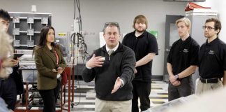 Empresas impulsan formación práctica para enfrentar déficit de jóvenes profesionales tecnológicos