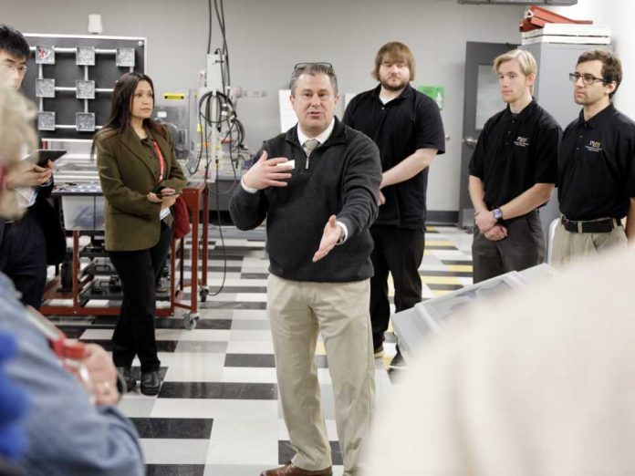 Empresas impulsan formación práctica para enfrentar déficit de jóvenes profesionales tecnológicos Empresas impulsan formación práctica para enfrentar déficit de jóvenes profesionales tecnológicos