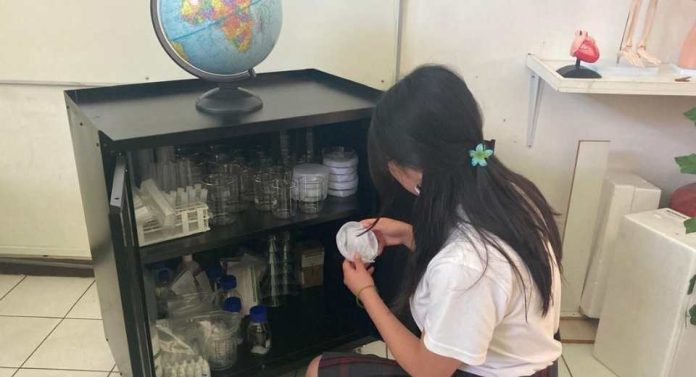 Escuela Teresa Brown de La Calera incorpora innovador laboratorio móvil para promover la ciencia en sus alumnas