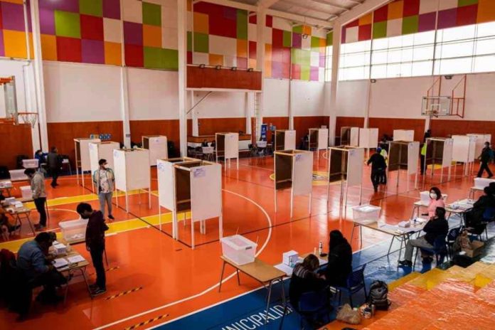 Mineduc reitera medidas para establecimientos que funcionarán como locales de votación en Elecciones Presidenciales y Parlamentarias 2025 Mineduc reitera medidas para establecimientos que funcionarán como locales de votación en Elecciones Presidenciales y Parlamentarias 2025