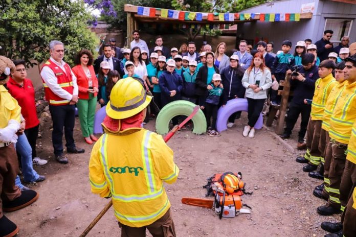 Ministros de Agricultura y Educación encabezan lanzamiento del programa de Escuelas Preparadas en la Región Metropolitana Ministros de Agricultura y Educación encabezan lanzamiento del programa de Escuelas Preparadas en la Región Metropolitana
