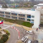 Suiza y Finlandia incorporan inteligencia artificial y tecnología en clases: la tendencia que comienza a influir en colegios chilenos