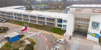 Suiza y Finlandia incorporan inteligencia artificial y tecnología en clases: la tendencia que comienza a influir en colegios chilenos