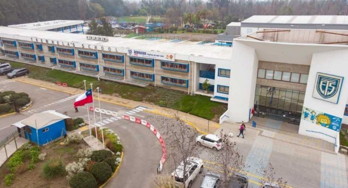 Suiza y Finlandia incorporan inteligencia artificial y tecnología en clases: la tendencia que comienza a influir en colegios chilenos