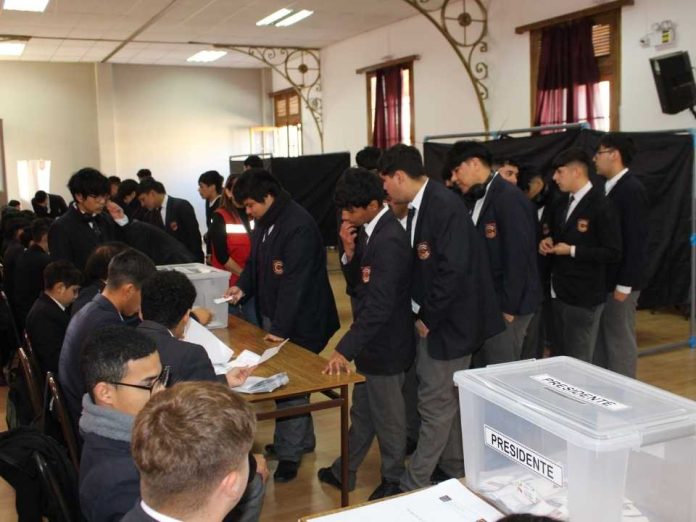 Una lección de democracia estudiantes de Salesianos La Serena votan bajo estándares del Servel Una lección de democracia: estudiantes de Salesianos La Serena votan bajo estándares del Servel