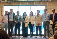 La distinción “Valor Social y Alianza Transformadora” destacó el trabajo conjunto entre Fundación Portas y CMPC en favor de la educación superior y el desarrollo de comunidades en Biobío y La Araucanía. Fundación Portas reconoció a Empresas CMPC con el distintivo Valor Social y Alianza Transformadora 2025 por su compromiso sostenido con la educación y la movilidad social de jóvenes en Biobío y La Araucanía a través del programa Construye Futuro. La ceremonia se realizó el pasado 23 octubre en el encuentro anual de Fundación Portas “Educación que innova, historias que inspiran, alianzas que trascienden”. En la ocasión, Portas destacó el trabajo que CMPC realiza en Concepción, Cañete, Los Ángeles, Temuco y una sede virtual. El programa Construye Futuro, ejecutado junto a Fundación Portas, es una iniciativa que desde 2019 impulsa el acceso, la permanencia y la titulación oportuna en educación superior de jóvenes que son, en su mayoría, la primera generación de sus familias en llegar a la universidad o instituto profesional. A la fecha, más de 270 profesionales han logrado titularse y más de 800 beneficiarios se encuentran activos. El reconocimiento fue recibido por Guillermo Turner, Gerente de Asuntos Corporativos de CMPC, acompañado de Felipe Torres, Subgerente de Sostenibilidad; Teodoro Schmidt, Subgerente de Proyectos Transversales y José Francisco Fernández, Líder de Sostenibilidad Social. El encuentro "Educación que innova, historias que inspiran, alianzas que trascienden” tuvo en el centro temas como innovación, inteligencia artificial, educación y sostenibilidad, poniendo sobre la mesa la importancia de las alianzas público-privadas como motor de transformación social. El reconocimiento Valor Social y Alianza Transformadora de Fundación Portas busca destacar a empresas aliadas de la organización que contribuyen al desarrollo de comunidades y que reconocen la educación como una vía efectiva para impulsar la movilidad social de jóvenes y sus familias.