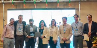 La distinción “Valor Social y Alianza Transformadora” destacó el trabajo conjunto entre Fundación Portas y CMPC en favor de la educación superior y el desarrollo de comunidades en Biobío y La Araucanía. Fundación Portas reconoció a Empresas CMPC con el distintivo Valor Social y Alianza Transformadora 2025 por su compromiso sostenido con la educación y la movilidad social de jóvenes en Biobío y La Araucanía a través del programa Construye Futuro. La ceremonia se realizó el pasado 23 octubre en el encuentro anual de Fundación Portas “Educación que innova, historias que inspiran, alianzas que trascienden”. En la ocasión, Portas destacó el trabajo que CMPC realiza en Concepción, Cañete, Los Ángeles, Temuco y una sede virtual. El programa Construye Futuro, ejecutado junto a Fundación Portas, es una iniciativa que desde 2019 impulsa el acceso, la permanencia y la titulación oportuna en educación superior de jóvenes que son, en su mayoría, la primera generación de sus familias en llegar a la universidad o instituto profesional. A la fecha, más de 270 profesionales han logrado titularse y más de 800 beneficiarios se encuentran activos. El reconocimiento fue recibido por Guillermo Turner, Gerente de Asuntos Corporativos de CMPC, acompañado de Felipe Torres, Subgerente de Sostenibilidad; Teodoro Schmidt, Subgerente de Proyectos Transversales y José Francisco Fernández, Líder de Sostenibilidad Social. El encuentro "Educación que innova, historias que inspiran, alianzas que trascienden” tuvo en el centro temas como innovación, inteligencia artificial, educación y sostenibilidad, poniendo sobre la mesa la importancia de las alianzas público-privadas como motor de transformación social. El reconocimiento Valor Social y Alianza Transformadora de Fundación Portas busca destacar a empresas aliadas de la organización que contribuyen al desarrollo de comunidades y que reconocen la educación como una vía efectiva para impulsar la movilidad social de jóvenes y sus familias.