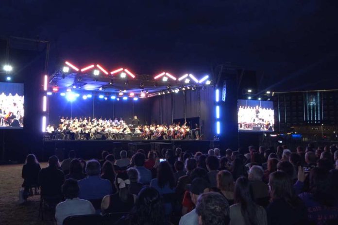 Concierto sinfónico de fin de año reunió a miles de familias en Talca Concierto sinfónico de fin de año reunió a miles de familias en Talca