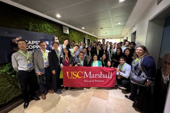 Estudiantes de MBA de universidad estadounidense visitan Colbún para aprender sobre transición energética