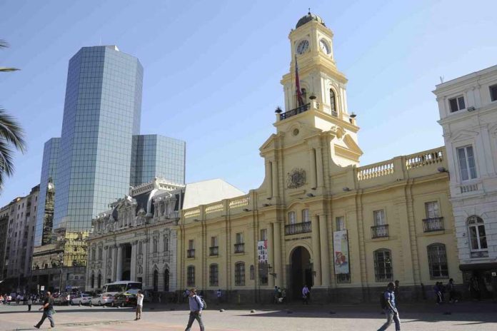 SANTIAGO EN 100 PALABRAS INICIA LA CELEBRACIÓN DE SUS 25 AÑOS CON UNA CÁPSULA DEL TIEMPO EN PLAZA DE ARMAS