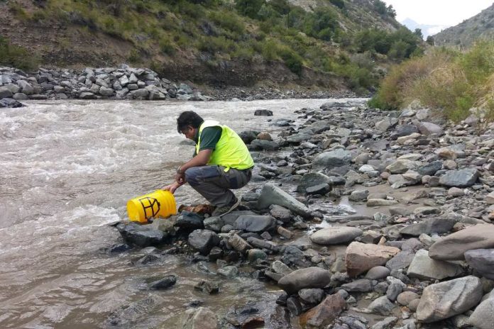 UCSC analiza calidad del agua en Río Maipo para proyecto del MMA UCSC analiza calidad del agua en Río Maipo para proyecto del MMA