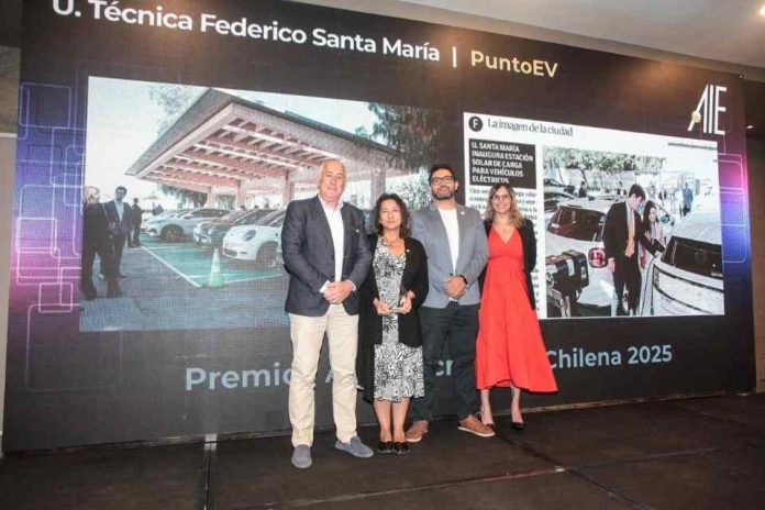 USM recibe Premio AIE Tecnología Chilena por innovadora estación solar de carga Punto EV USM recibe Premio AIE Tecnología Chilena por innovadora estación solar de carga Punto EV