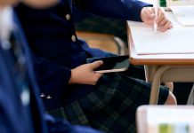 ¿Cómo afrontar la nueva Ley que prohibirá el uso de celulares en salas de clases?: Conoce las recomendaciones para padres y colegios